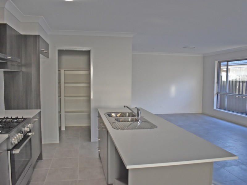 8 Miner Crescent, Pallara QLD 4110