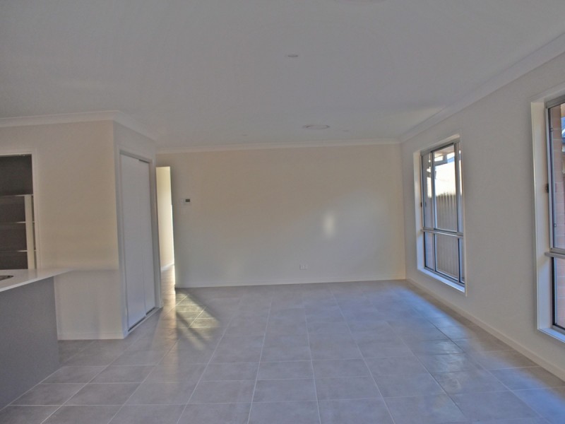 8 Miner Crescent, Pallara QLD 4110