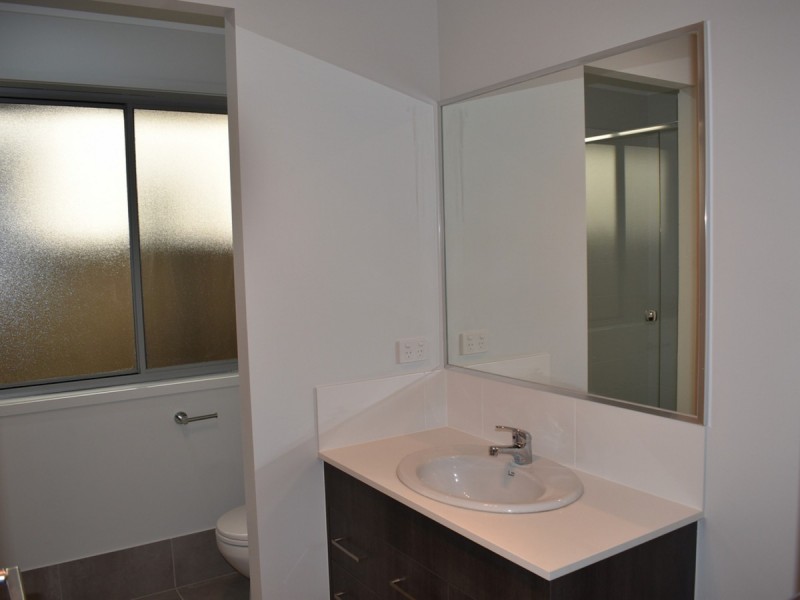 8 Miner Crescent, Pallara QLD 4110