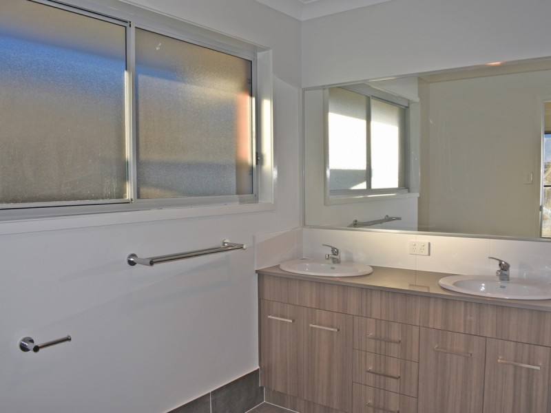 8 Miner Crescent, Pallara QLD 4110