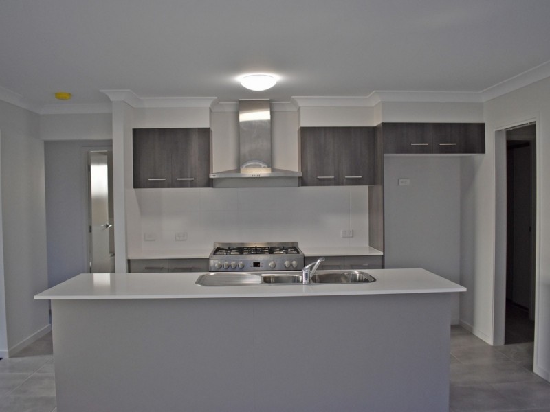 8 Miner Crescent, Willawong QLD 4110