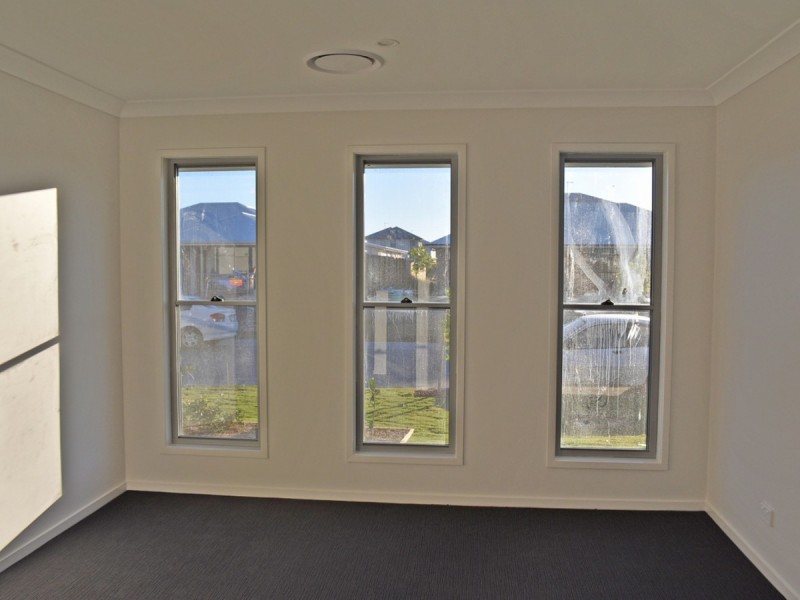 8 Miner Crescent, Willawong QLD 4110