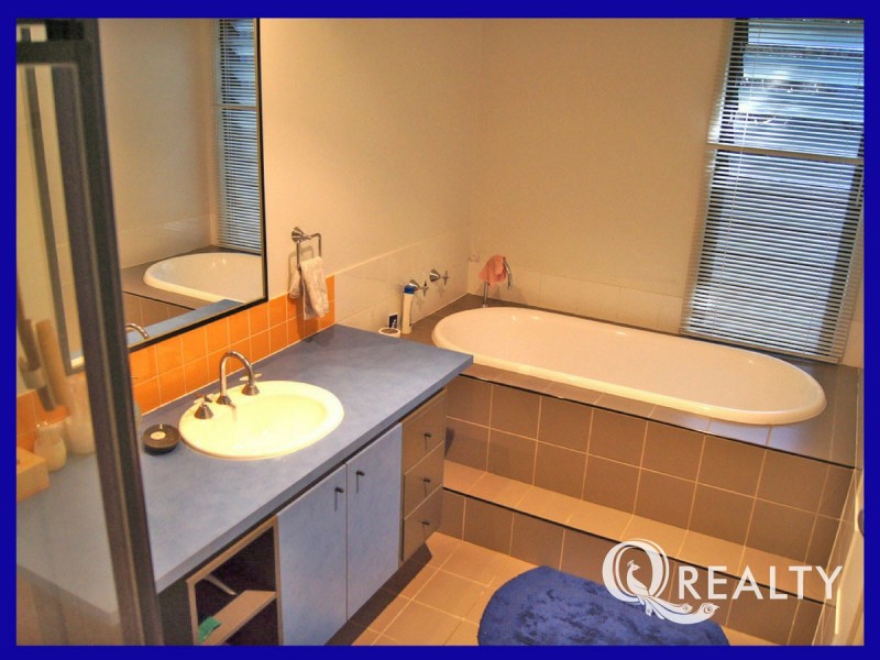 27 Amberelle Place, Chapel Hill QLD 4069