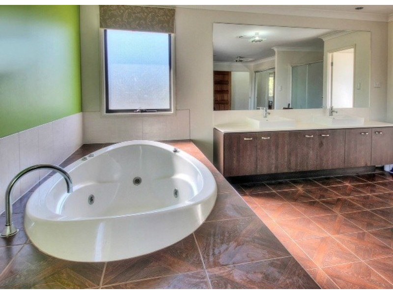 105 Jubilee Avenue, Forest Lake QLD 4078