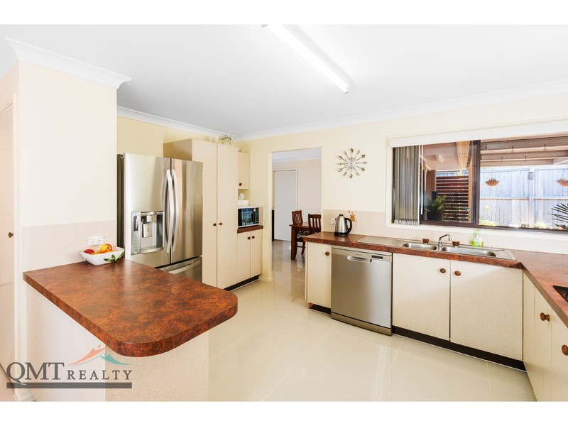 8 Helmet Court, Hillcrest QLD 4118
