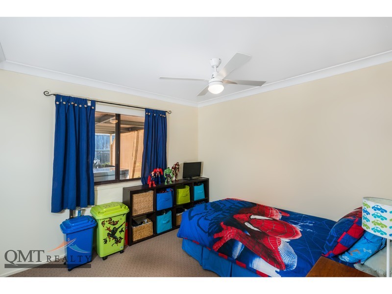 8 Helmet Court, Hillcrest QLD 4118