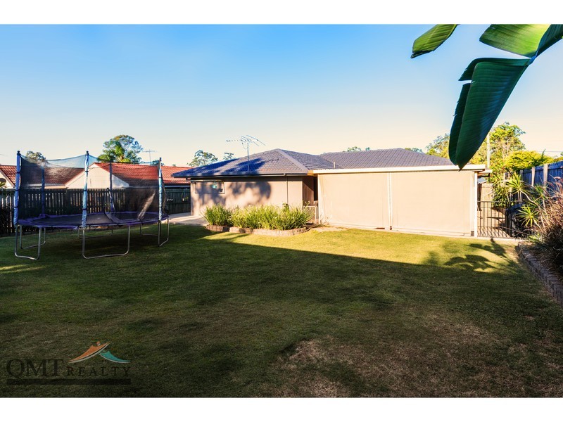 8 Helmet Court, Hillcrest QLD 4118