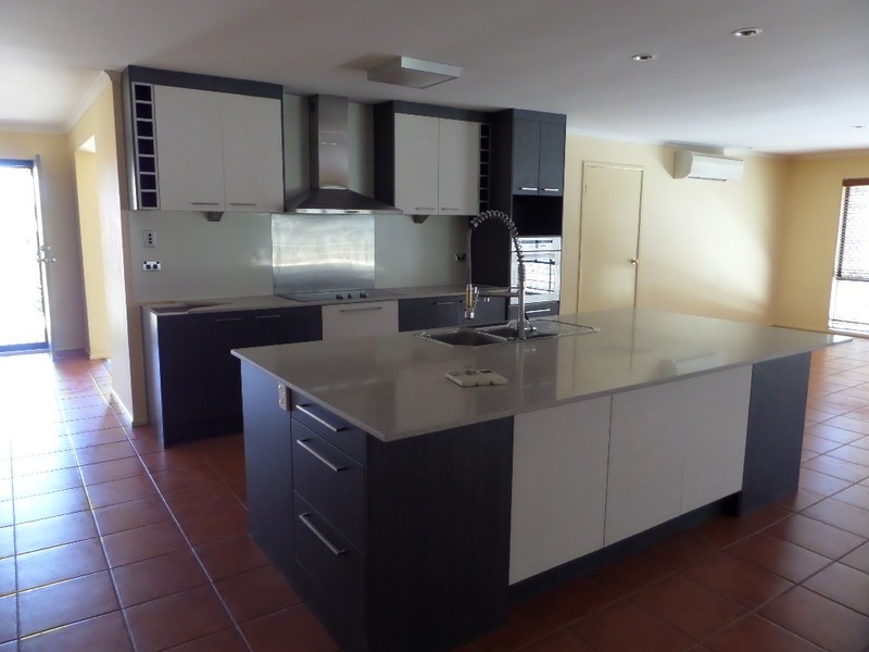 11 Clifton Place, Parkinson QLD 4115