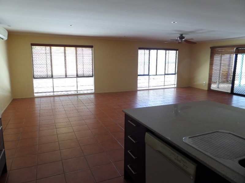 11 Clifton Place, Parkinson QLD 4115