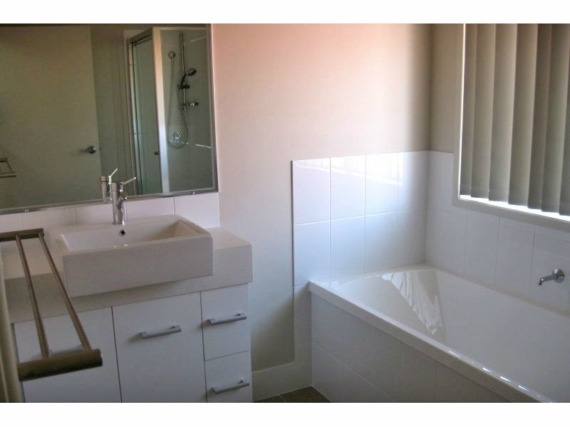 42A Cheihk Cresc, Collingwood Park QLD 4301