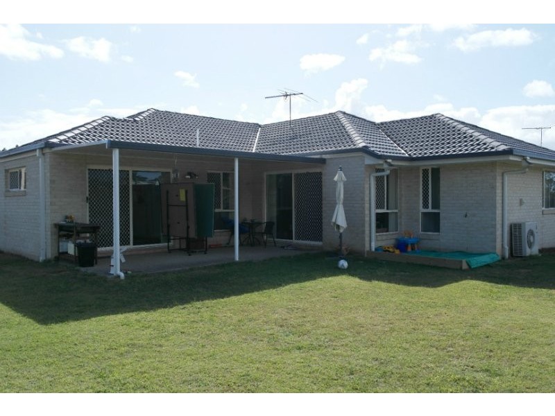 8 Eric Court, Hillcrest QLD 4118