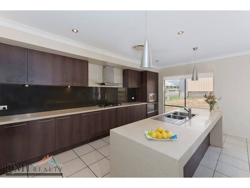 8 Lloyd Bird Crescrent, Springfield Lakes QLD 4300