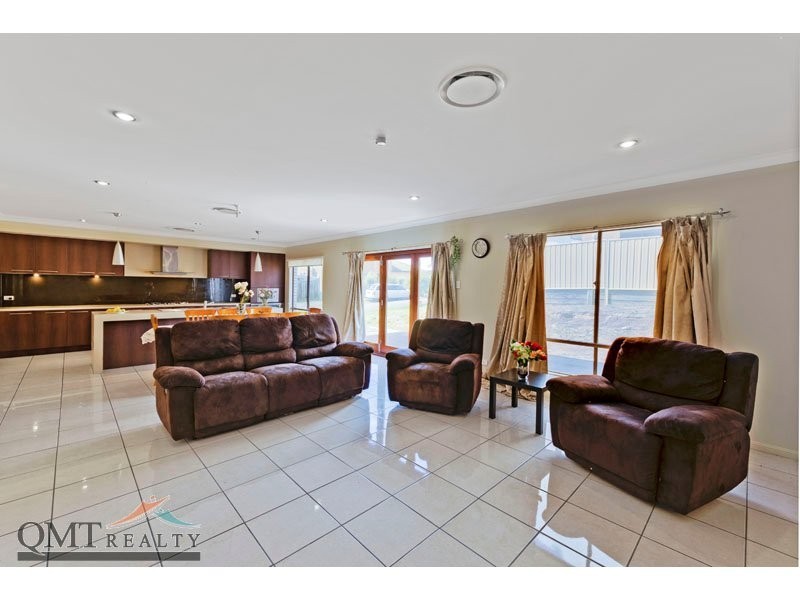 8 Lloyd Bird Crescrent, Springfield Lakes QLD 4300