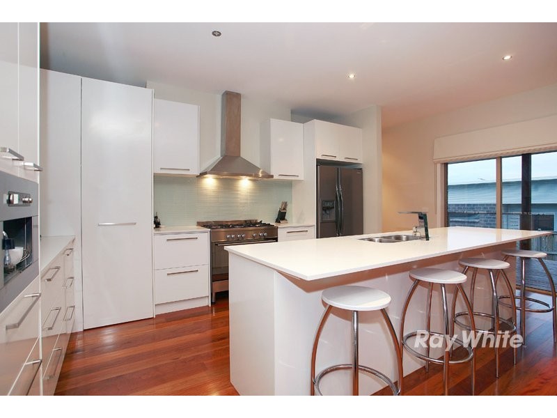 24 Greenmist Crescent, Cranbourne South VIC 3977