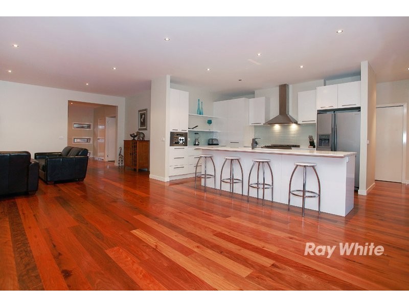 24 Greenmist Crescent, Cranbourne South VIC 3977