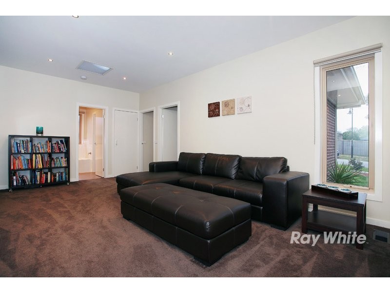 24 Greenmist Crescent, Cranbourne South VIC 3977