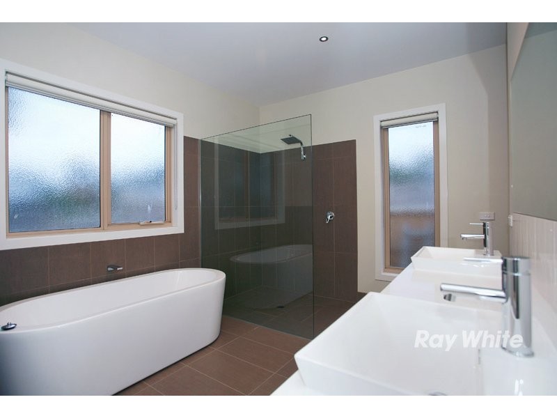 24 Greenmist Crescent, Cranbourne South VIC 3977