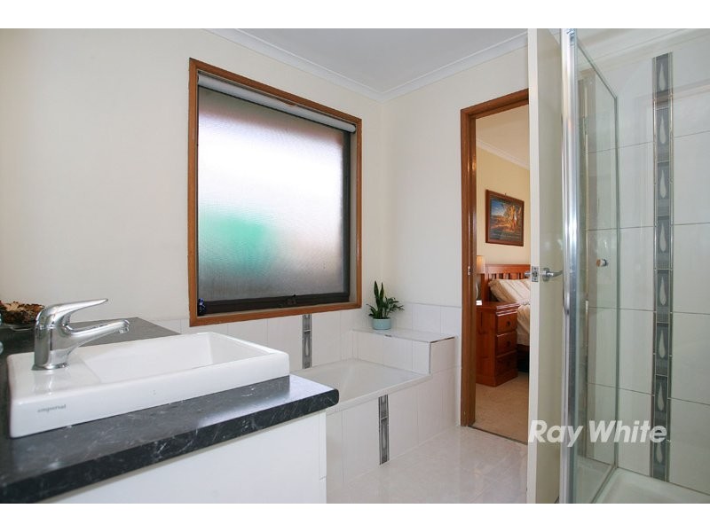 4 Kalyptos Walk, Cranbourne VIC 3977