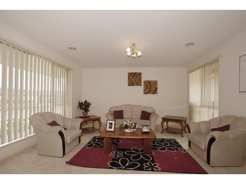 8 Dunlavin Way, Cranbourne VIC 3977