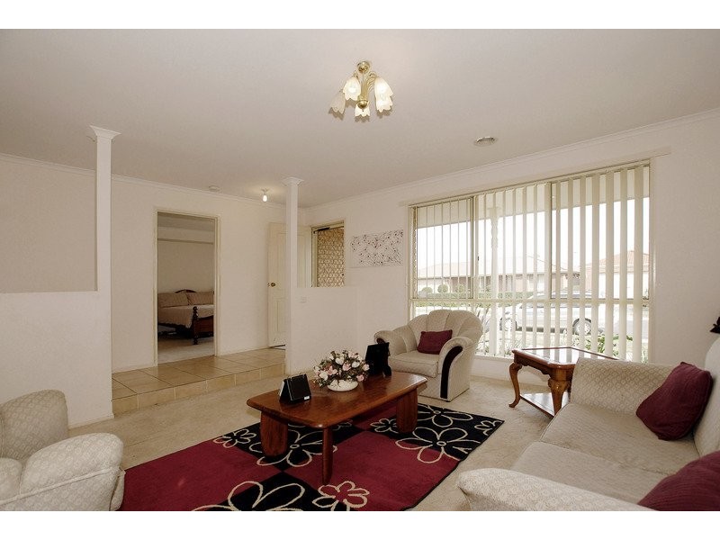 8 Dunlavin Way, Cranbourne VIC 3977