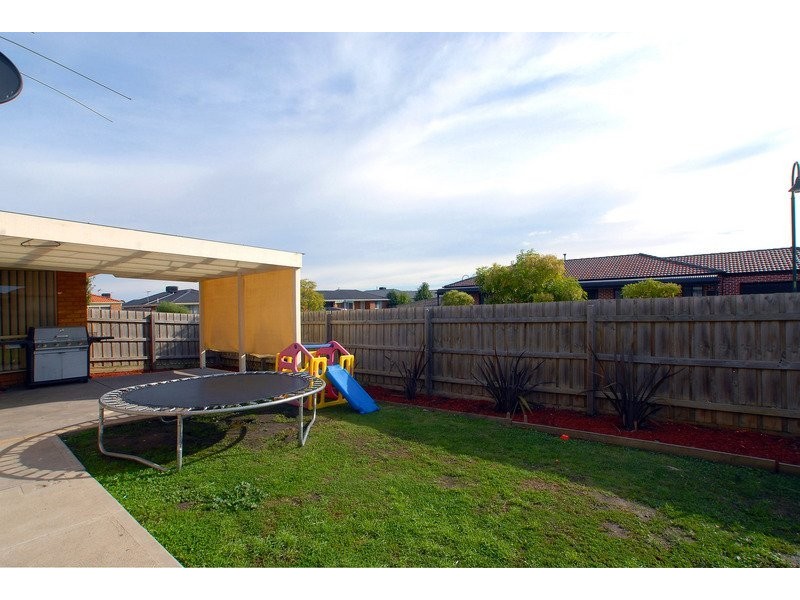 8 Dunlavin Way, Cranbourne VIC 3977