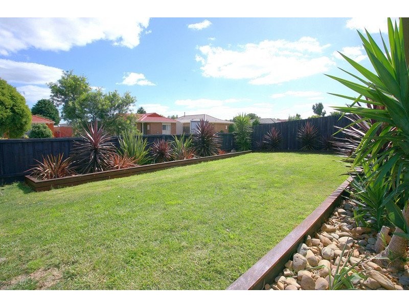 26 Lansell Drive, Cranbourne North VIC 3977