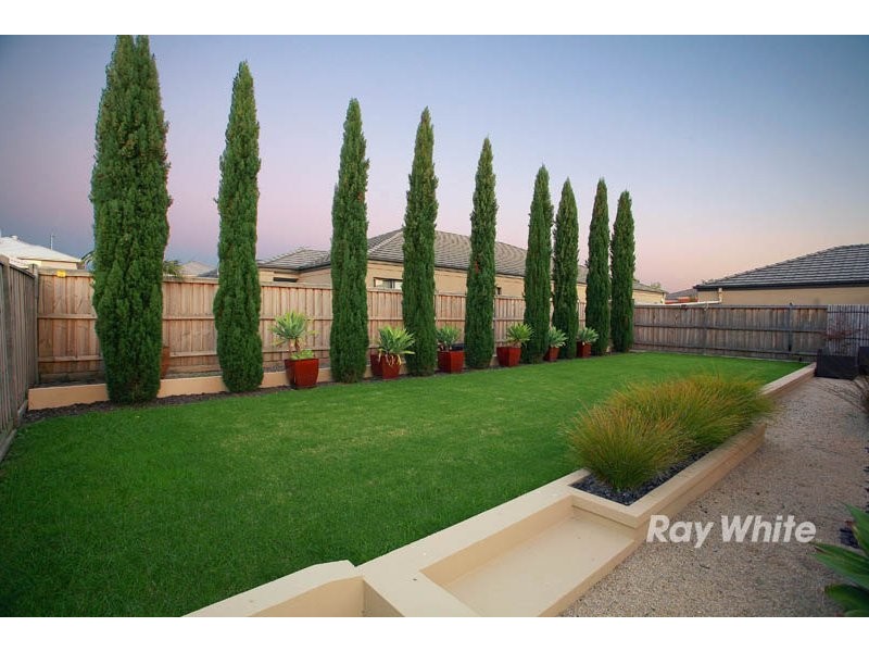 4 Hertford Court, Cranbourne North VIC 3977