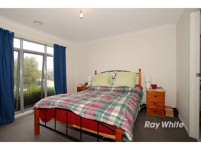 8 Cherry Blossom Chase, Pakenham VIC 3810