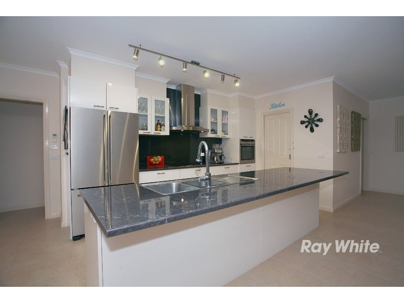 6 Greenmist Crescent, Cranbourne South VIC 3977