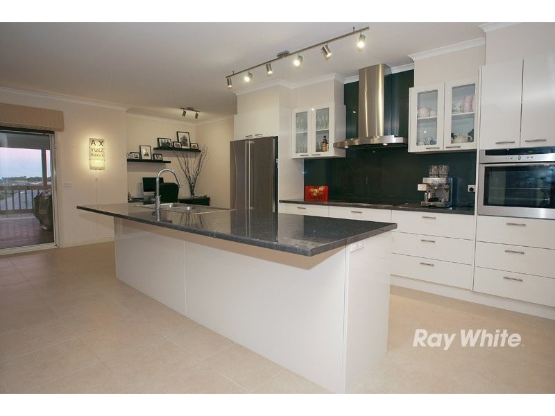 6 Greenmist Crescent, Cranbourne South VIC 3977