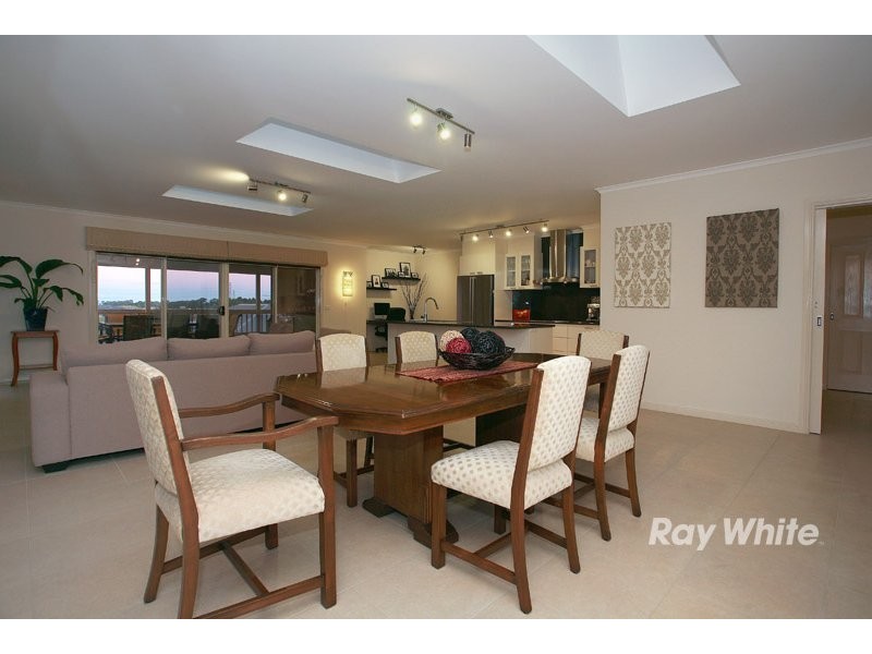 6 Greenmist Crescent, Cranbourne South VIC 3977