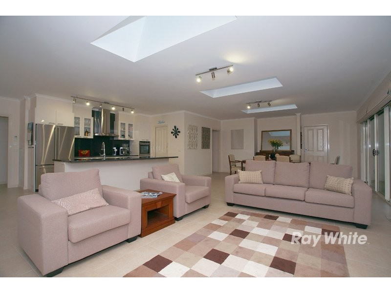 6 Greenmist Crescent, Cranbourne South VIC 3977