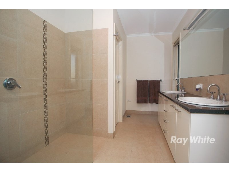 6 Greenmist Crescent, Cranbourne South VIC 3977