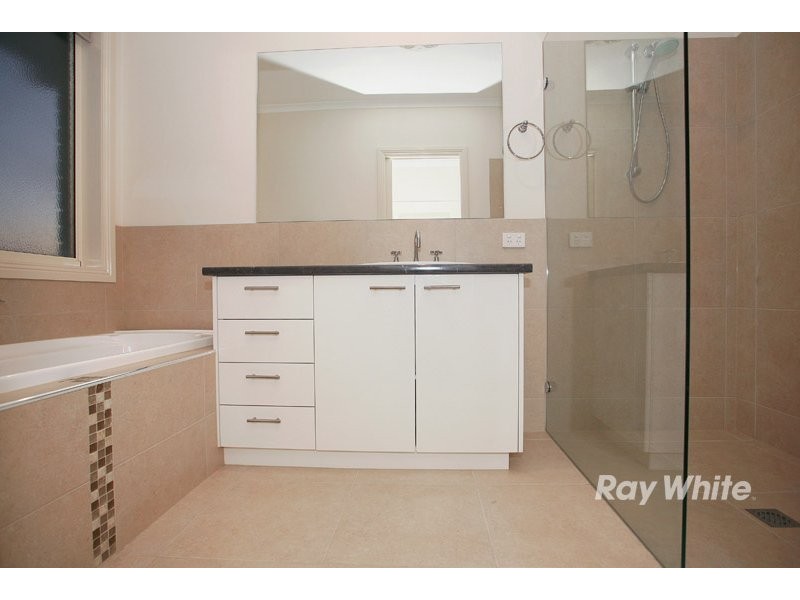 6 Greenmist Crescent, Cranbourne South VIC 3977