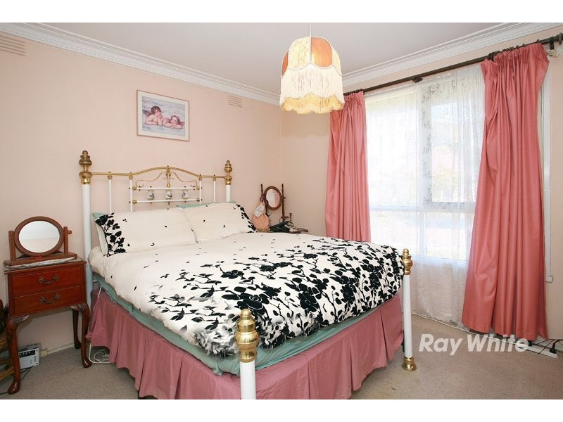 33 Cranbourne Drive, Cranbourne VIC 3977