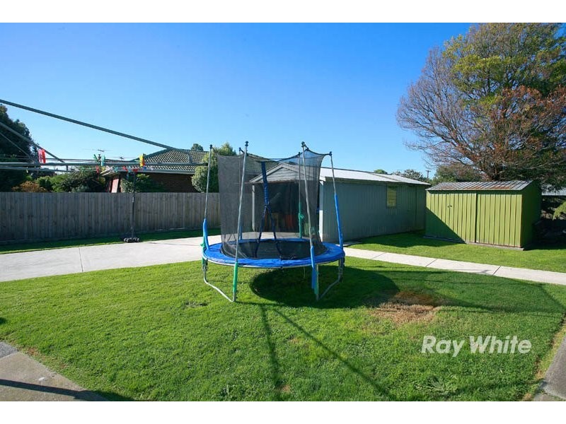 33 Cranbourne Drive, Cranbourne VIC 3977