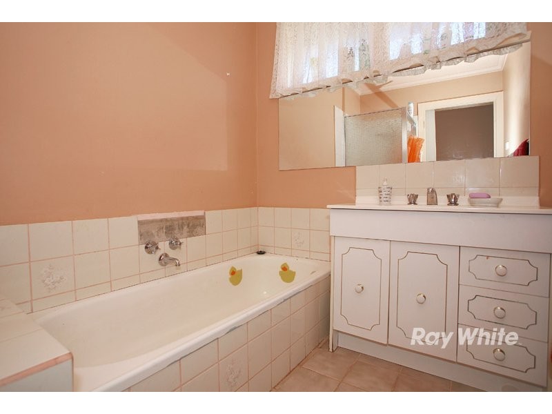 33 Cranbourne Drive, Cranbourne VIC 3977