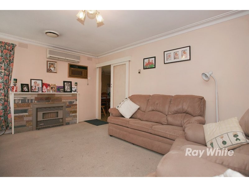 33 Cranbourne Drive, Cranbourne VIC 3977