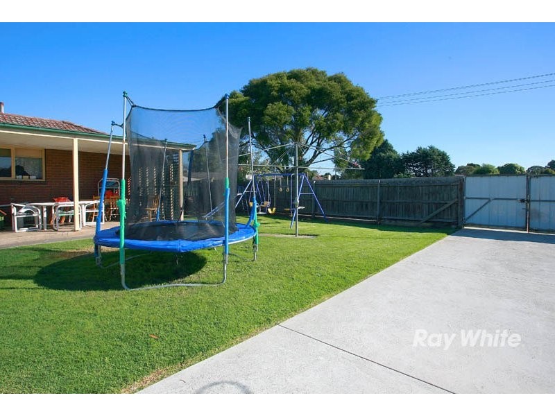 33 Cranbourne Drive, Cranbourne VIC 3977