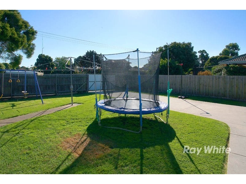 33 Cranbourne Drive, Cranbourne VIC 3977