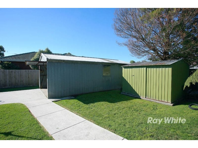 33 Cranbourne Drive, Cranbourne VIC 3977