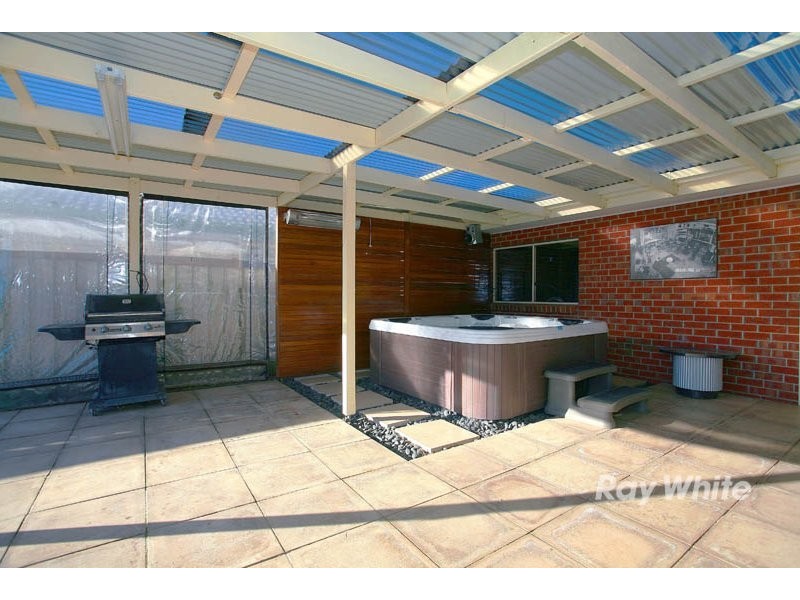 17 Greenmantle Close, Cranbourne VIC 3977
