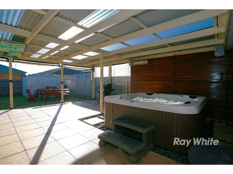 17 Greenmantle Close, Cranbourne VIC 3977