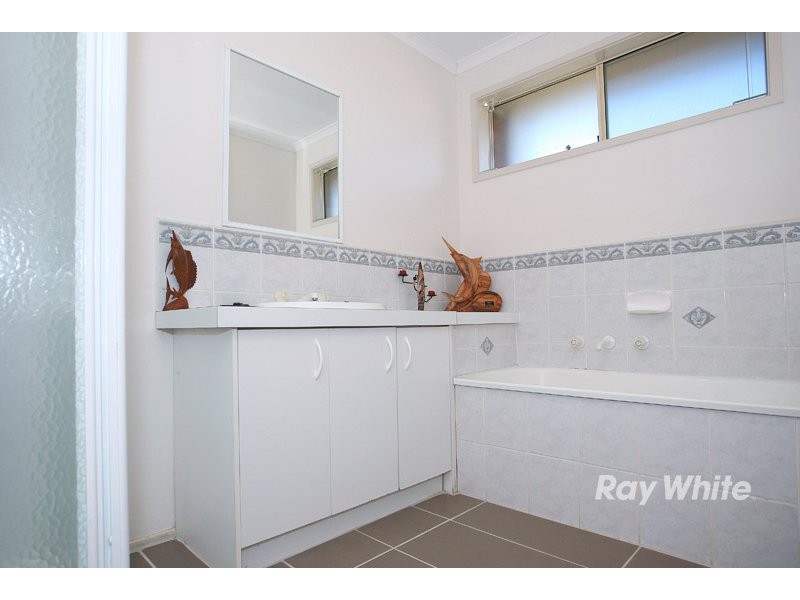 17 Greenmantle Close, Cranbourne VIC 3977