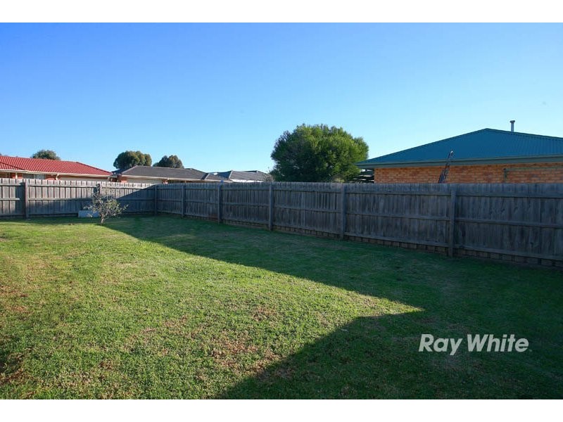 17 Greenmantle Close, Cranbourne VIC 3977