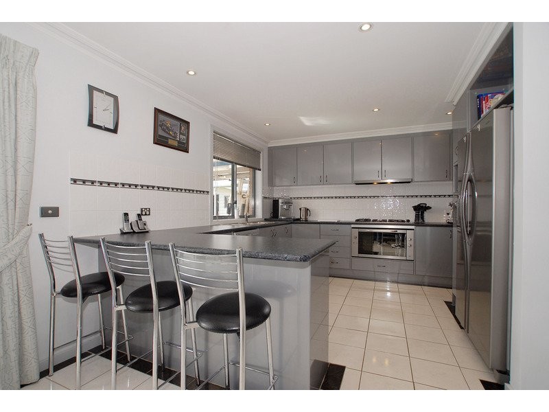 15 Manor Court, Cranbourne East VIC 3977