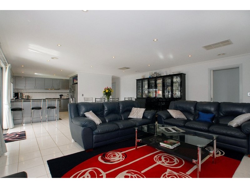 15 Manor Court, Cranbourne East VIC 3977