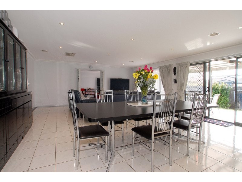 15 Manor Court, Cranbourne East VIC 3977