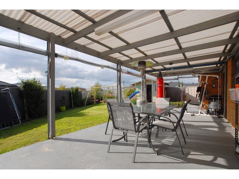 15 Manor Court, Cranbourne East VIC 3977