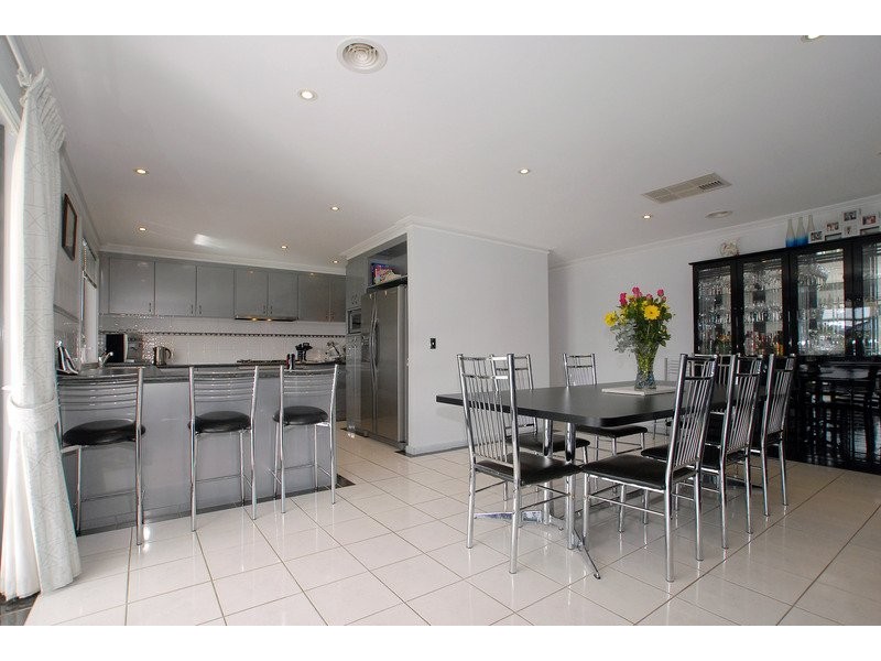 15 Manor Court, Cranbourne East VIC 3977